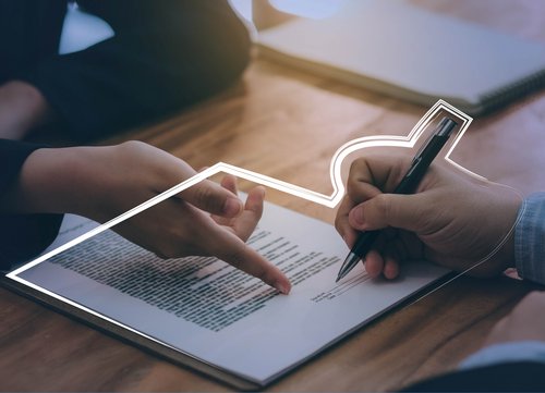 Ein Mann unterschreibt einen Vertrag